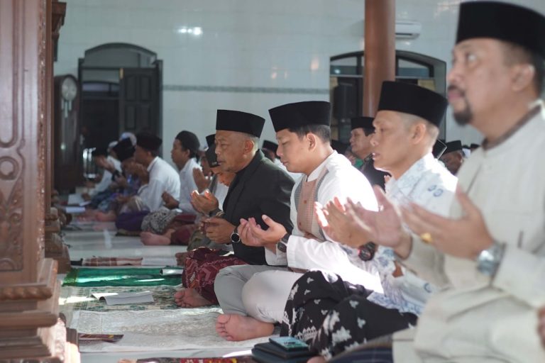 Kang Bupati Sugiri-Bunda Lisdyarita Laksanakan Salat Id di Masjid Agung Ponorogo