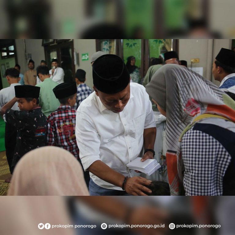 NU Care LAZISNU Siman dan Kang Bupati Sugiri Sancoko Berbagi Kebahagiaan dengan Anak Yatim