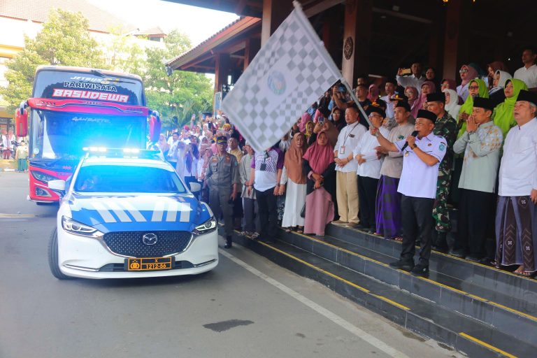 Doa Kang Bupati Sugiri ketika Lepas Calon Jamaah Haji Ponorogo