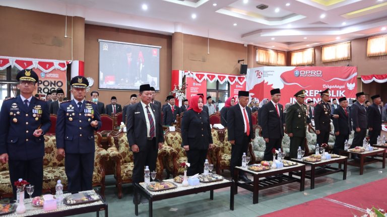 Kang Bupati Sugiri dan Wabup Bunda Lisdyarita Dengarkan Pidato Kenegaraan Presiden Jokowi
