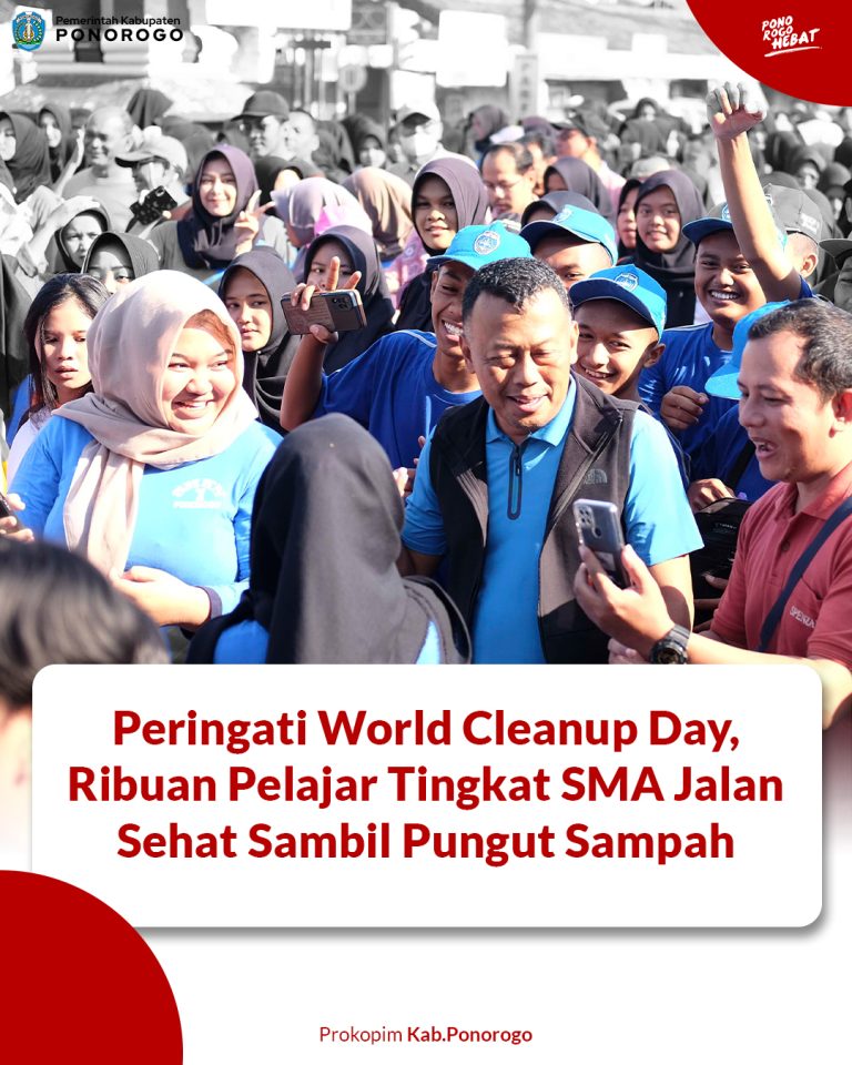 Peringatan Word Cleanup Day, Ribuan Pelajar Tingkat SMA Jalan Sehat Sambil Pungut Sampah