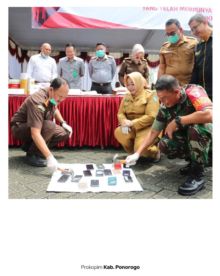 Bersama Kejaksaan Negeri Ponorogo, Wabup Bunda Lisdyarita Musnahkan BB Perkara Inkrah