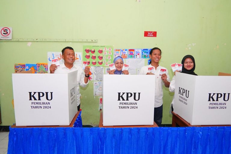 Pilkada 2024, Kang Bupati Sugiri Gunakan Hak Pilihnya di TPS 002 SDN Mangkujayan 2