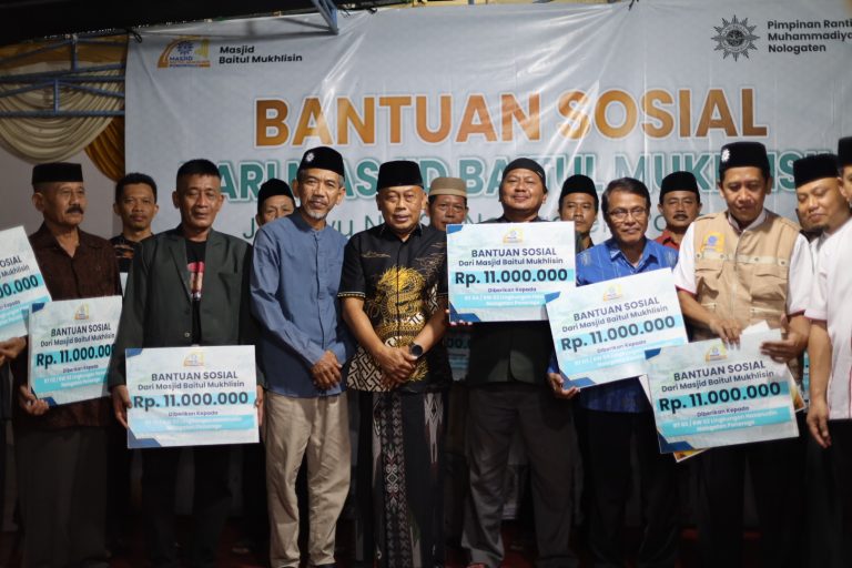Hebat, Masjid Baitul Mukhlisin Serahkan Bantuan Rp132 Juta untuk Pemberdayaan Masyarakat di Sekitarnya