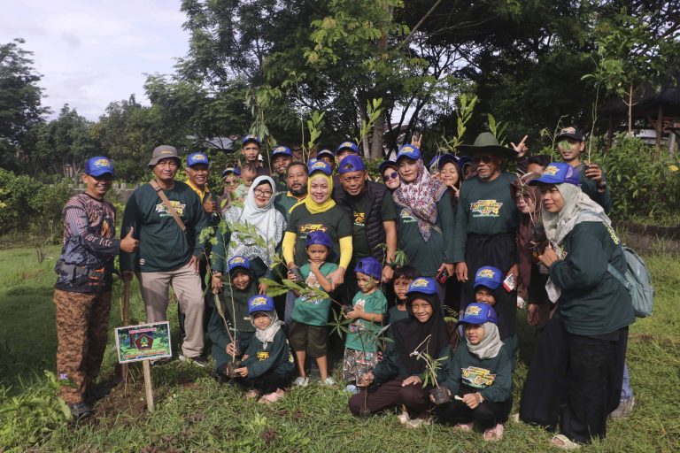 Bersama Pramuka Saka Wanabakti, Kang Bupati Sugiri Sancoko Tanam 300 Pohon di Taman Bedali Tajug
