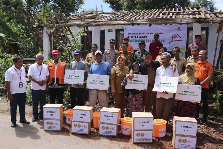 Bersama Baznas, Kang Bupati Sugiri Salurkan Bantuan Bedah Rumah bagi Warga Terdampak Banjir