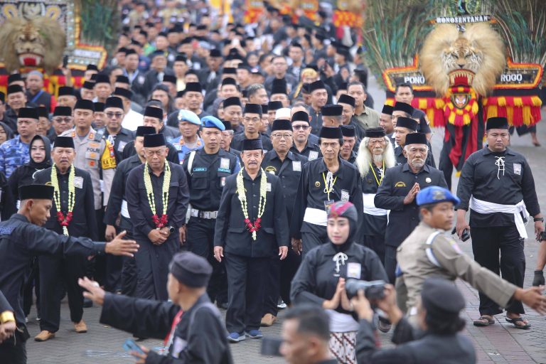 Bumi Reog Berdzikir 2024: 60 Ribu Warga PSHT Hitamkan Alun-Alun Ponorogo