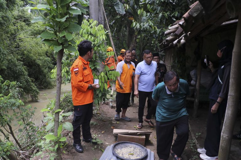 Kang Bupati Sugiri Sancoko Tindaklanjuti Pembangunan Talud di Desa Ngabar