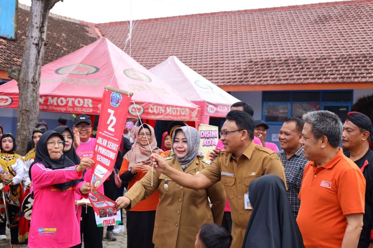 HUT ke-72 SDN 2 Brotonegaran, Wabup Bunda Lisdyarita Apresiasi Grup Reog Siswa 