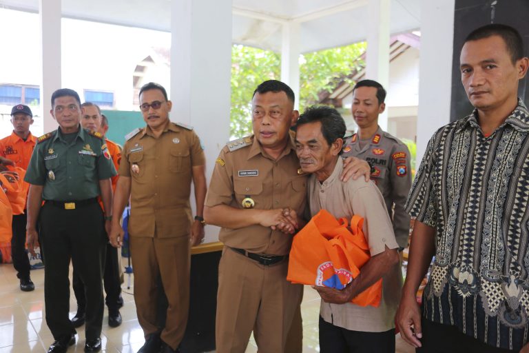 Serahkan Ribuan Bantuan Non Tunai kepada Warga Terdampak Banjir, Kang Bupati Tekankan Pentingnya Antisipasi Bencana 
