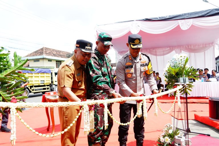 Di Simpang Empat Mlilir Berdiri Megah Monumen Reog dari Knalpot Brong