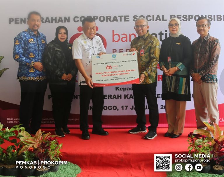 Tingkatkan Layanan, Bank Jatim Ponorogo Serahkan Bantuan Mobil Pelayanan Pajak Daerah