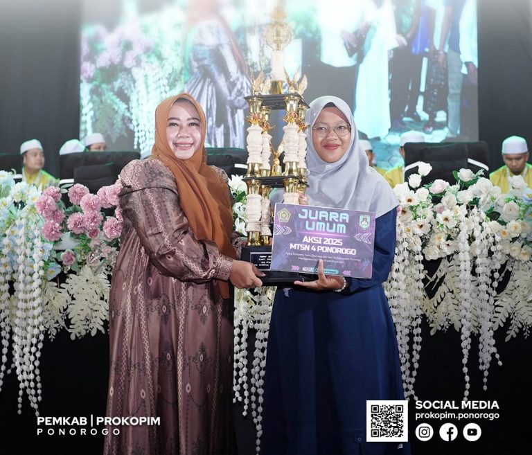 Wabup Bunda Lisdyarita Serahkan Trophy Pemenang Lomba AKSI MTsN 4 Ponorogo