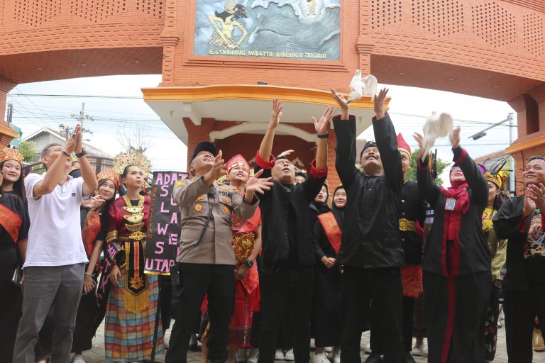 Parade Budaya HUT ke-47 SMKN 2 Ponorogo, Ribuan Siswa Kompak Menggunakan Pakaian Adat Nusantara