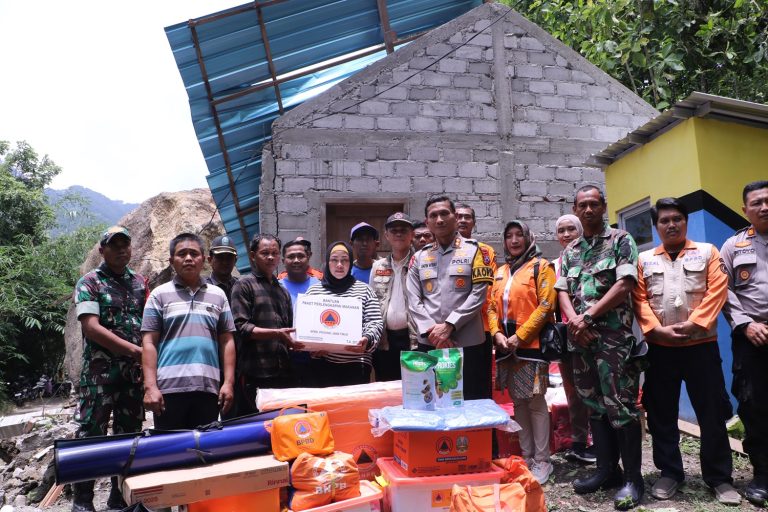 Ketua TP PKK Kabupaten Ponorogo Serahkan Bantuan untuk Pemilik Rumah Tertimpa Longsoran Batu di Desa Ngilo-ilo