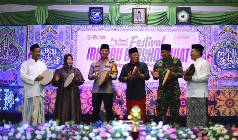 Dibuka oleh Kang Bupati Sugiri, 45 Grup Ikut Meramaikan Festival Ibu-Ibu Bersholawat