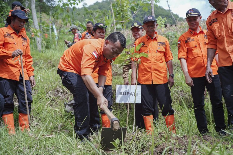 Tanam 4.450 Pohon Penyimpan Air untuk Cegah Banjir dan Kekeringan