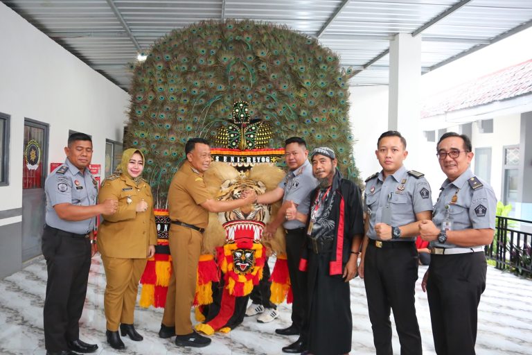 Kang Bupati Sugiri Sancoko Serahkan Bantuan Dadak Merak untuk Grup Reog Warga Binaan Rutan Kelas 2B Ponorogo