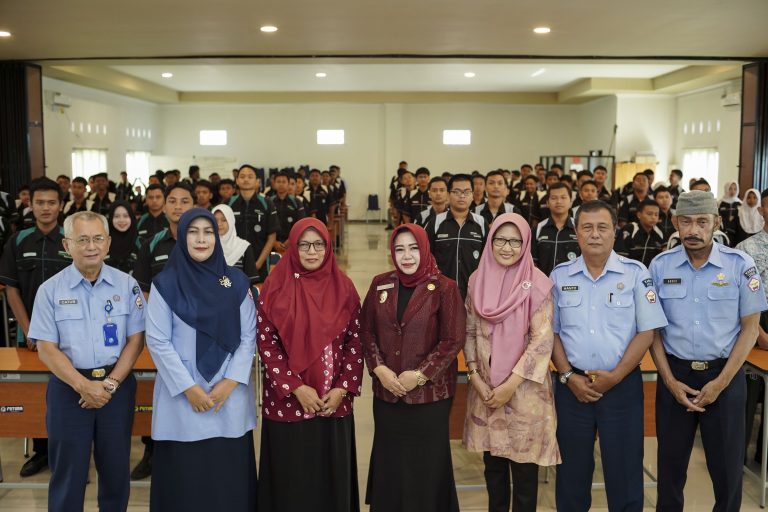 Bunda Lisdyarita Dorong Lulusan Sekolah Kejuruan di Ponorogo Lanjutkan Kuliah