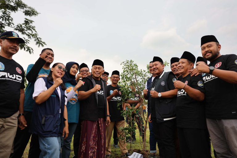 Peringati Hari Pers Nasional 2025, DPC AWDI Ponorogo Tanam Pohon dan Biopori