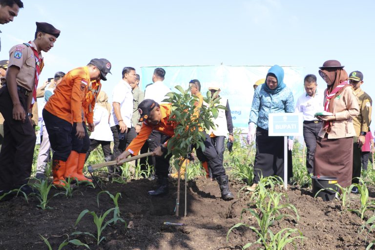 Nandur Panguripan, Kang Bupati Sugiri Pimpin Tanam 1.483 Pohon di Lahan Kritis Desa Ngindeng 