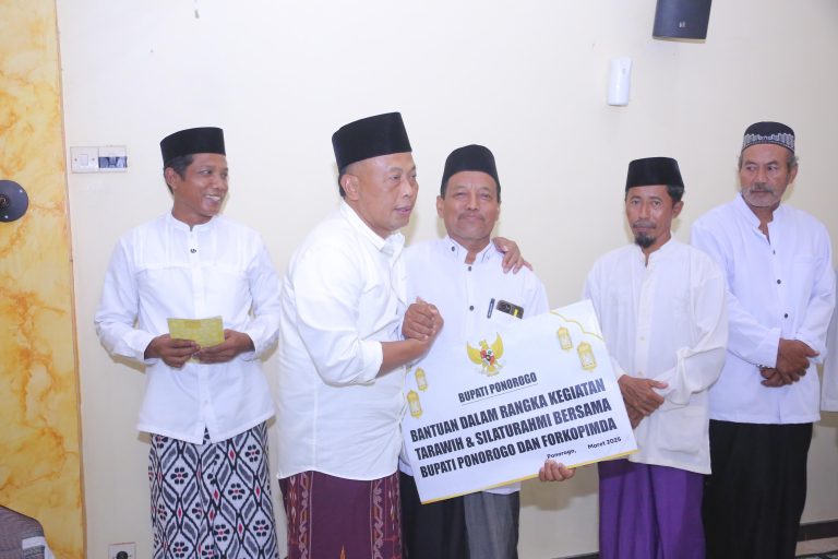 Tarawih Silaturrahmi di Desa Bulu Kidul, Kang Bupati Lepas Kangen dan Salurkan Bantuan untuk Masyarakat