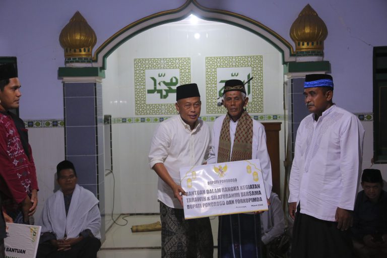 Kang Bupati Sugiri Sancoko Tutup Rangkaian Silaturahmi Tarawih di Masjid Al-Muhsin Pulosari Jambon