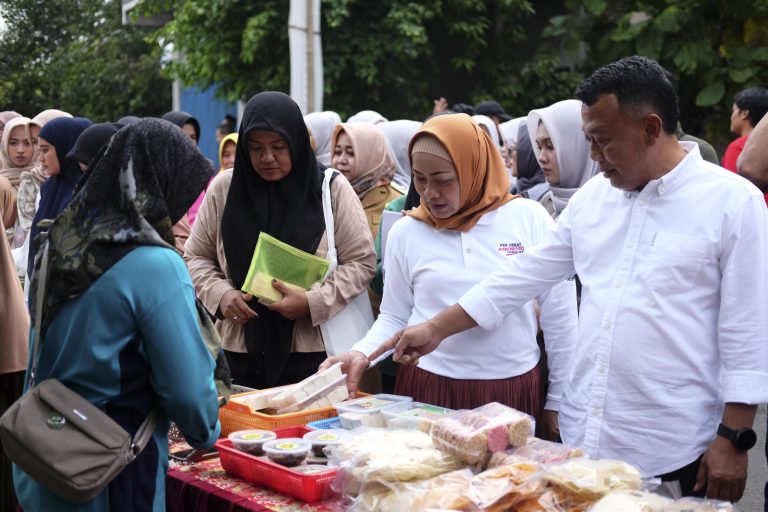 Jelang Berbuka, Kang Bupati Sugiri Ngabuburit Berkeliling ke Pasar Ramadhan