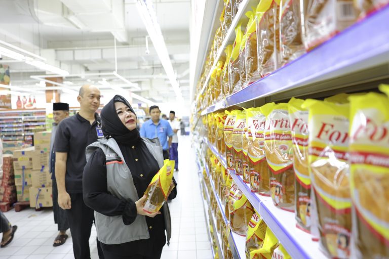 Jelang Idulfitri 1446 H, Bunda Lisdyarita Pastikan Stok dan Harga Bahan Pokok di Ponorogo Aman