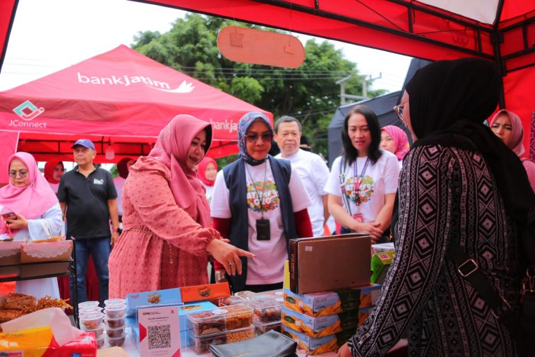 Bunda Lisdyarita Buka Bazar Pasar Murah Ramadhan Bank Jatim