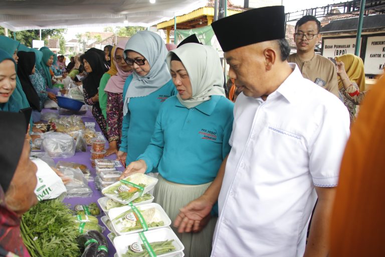 Bersama TP-PKK, Kang Bupati Sugiri Sancoko Tuntas Keliling Pasar Ramadhan 2025