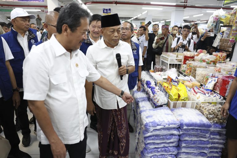 Kunjungi Ponorogo, Menteri KKP Pastikan Pasokan Garam Lokal Terjaga