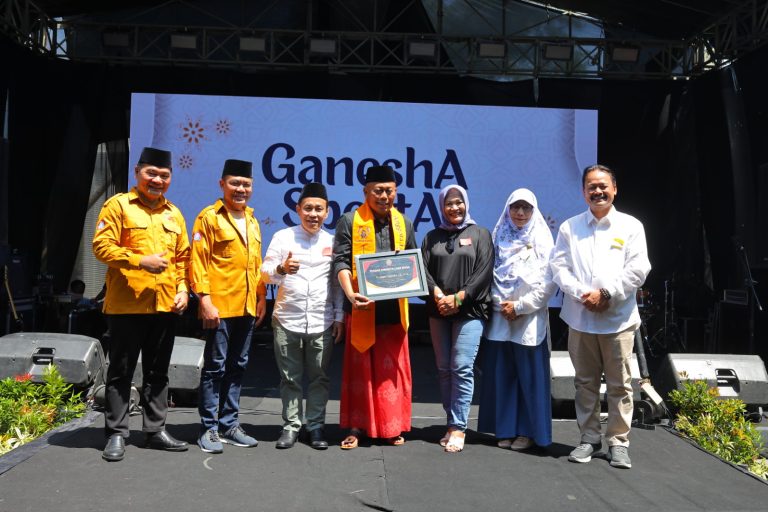 Reuni Akbar SMAN 1 Ponorogo, Kang Bupati Sugiri Sancoko Terima Penghargaan Anggota Luar Biasa