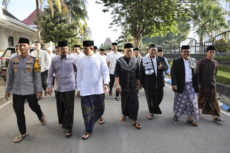 Takbir Berkumandang, Umat Islam Ponorogo Salat Id Bersama Kang Bupati di Masjid Agung