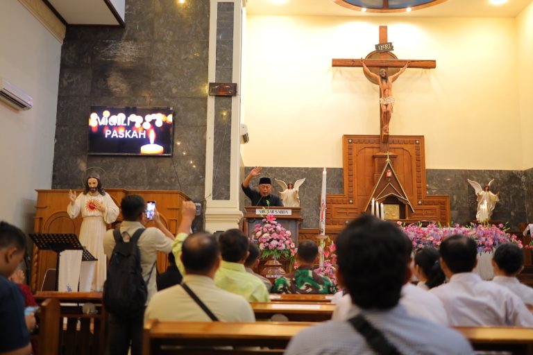 Hadiri Paskah, Kang Bupati Sugiri : Semoga Doa Kita Diterima Tuhan yang Maha Esa