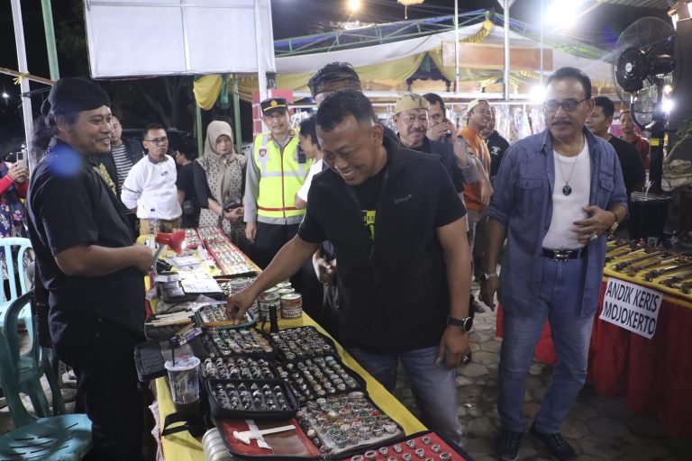 Kang Bupati Sugiri Lelang Cincin Akiknya untuk Dukung Bazar Ekraf