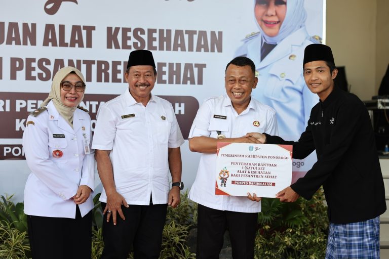 Dukung Kesehatan Santri, Kang Bupati Serahkan Bantuan Alkes ke Pesantren