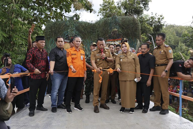 Selesai Dibangun, Kang Bupati Resmikan Jembatan Bailey di Desa Munggu