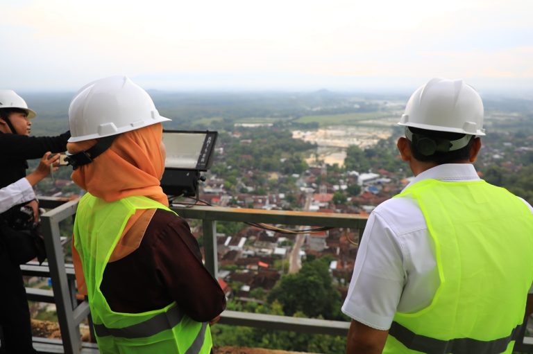 Kala Gubernur Khofifah Menatap Ponorogo dari Puncak Monumen Reog: Hijau Alam, Agung Budaya