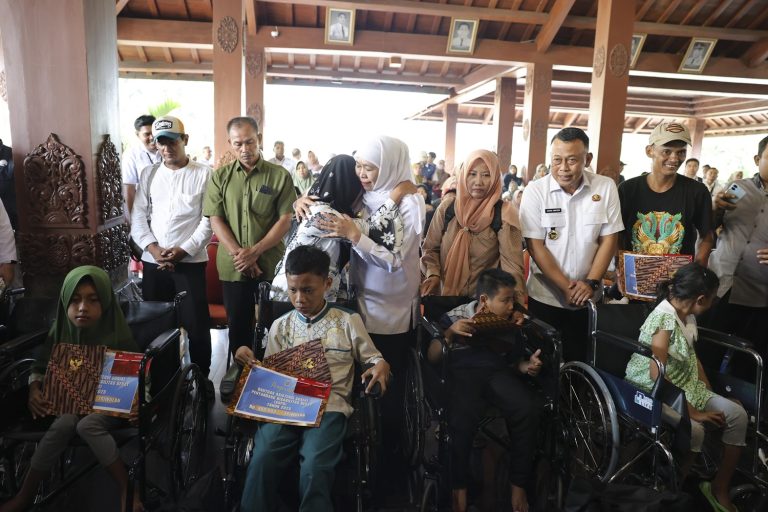 Gubernur Khofifah Salurkan Bantuan 3,9 M untuk Ponorogo, Sasar Kelompok Rentan dan BUMDes