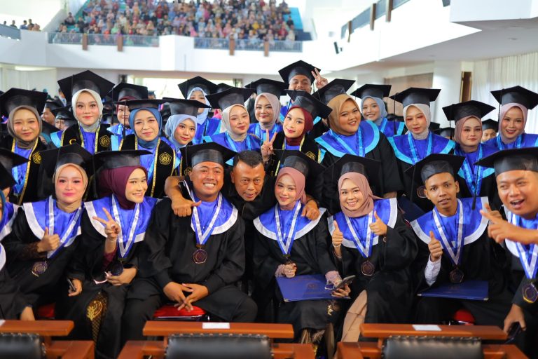 Pesan Kang Bupati kepada Wisudawan UMPO: Ini Awal Perjalanan Sesungguhnya