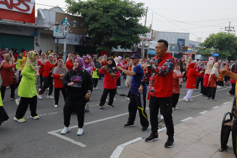 Kang Bupati Sugiri dan Bunda Lisdyarita Bersamai Senam peringatan Milad ke-94 Nasyiatul Aisyiyah