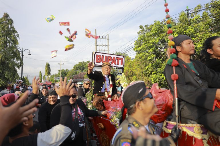 Kirab Pusaka dan Pawai Lintas Sejarah 2025, Kepala Daerah Lain Ikut Arak-arakan