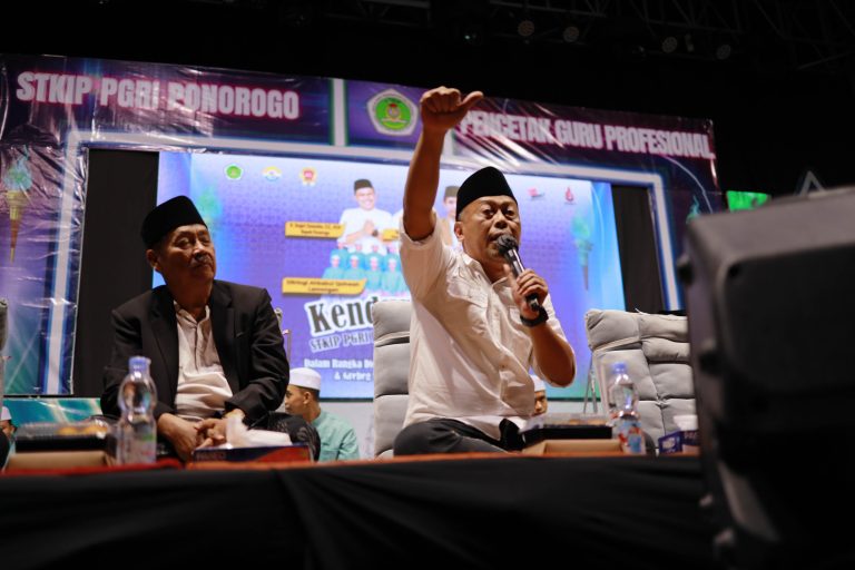 Bersama Ribuan Jamaah, Kang Bupati Sugiri Hadiri Kenduri Suran STKIP Bersholawat
