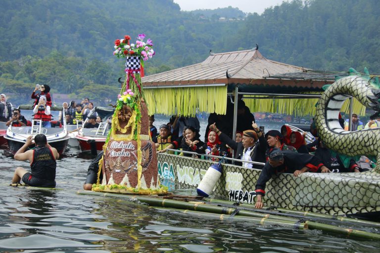 Larungan di Telaga Ngebel, Doa dan Harapan untuk Ponorogo Hebat