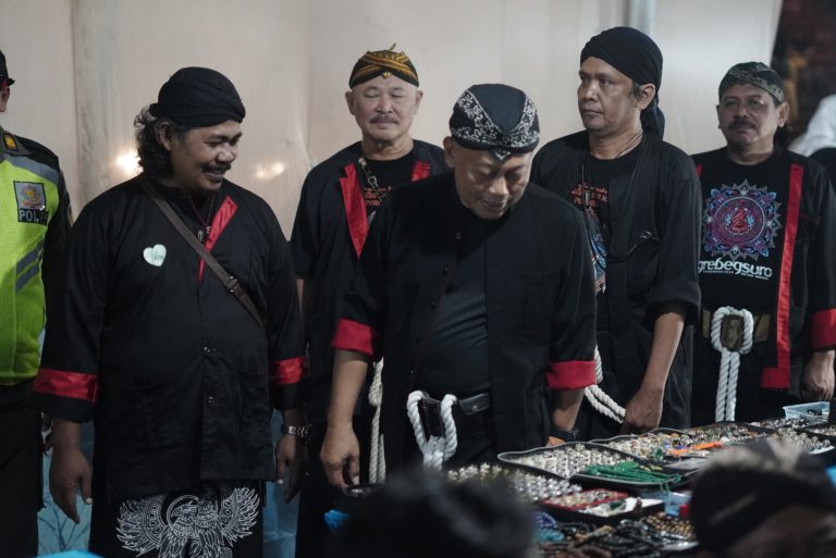Dari Keris hingga Mothik Khas Ponorogo Dipamerkan dalam Pagelaran Pusaka Grebeg Suro 2025