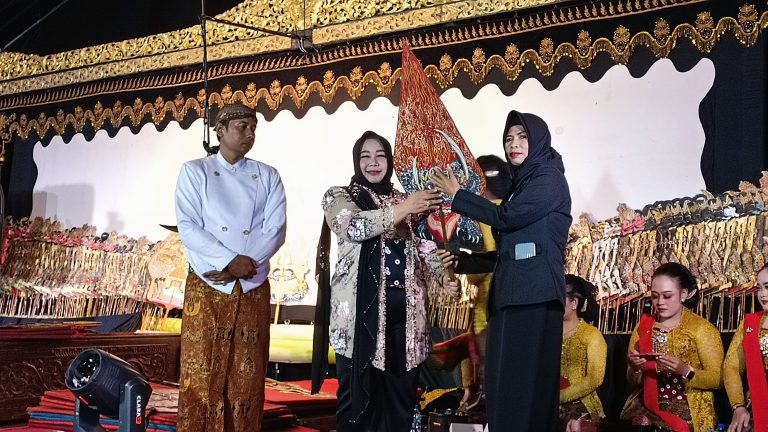Wabup Bunda Lisdyarita Buka Pagelaran Wayang Kulit Bersih Desa Karanglo Kidul