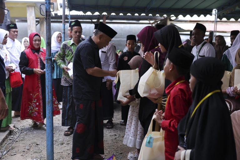 Tepat 10 Muharram, Kang Bupati Sugiri Keliling Santuni Anak Yatim dan Dhuafa