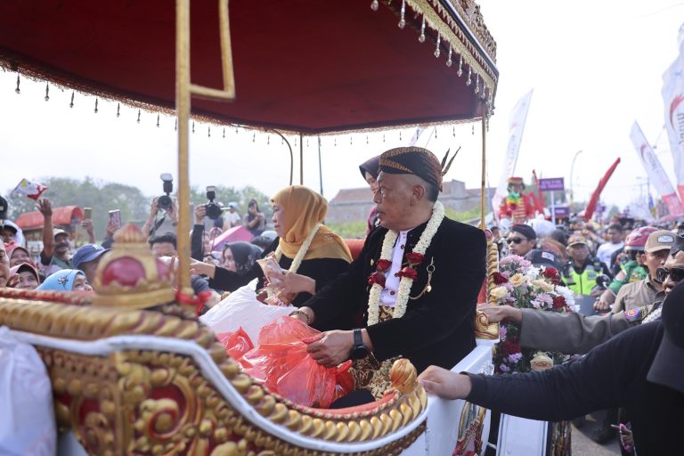 Ikuti Kirab Grebeg Tutup Suro, Gubernur Khofifah Kagumi Komitmen Warga Ponorogo Jaga Budaya