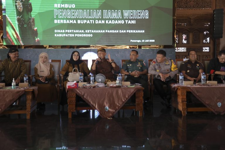 Tekan Serangan Wereng, Pemkab dan Petani Ponorogo Lakukan Penyemprotan Serentak